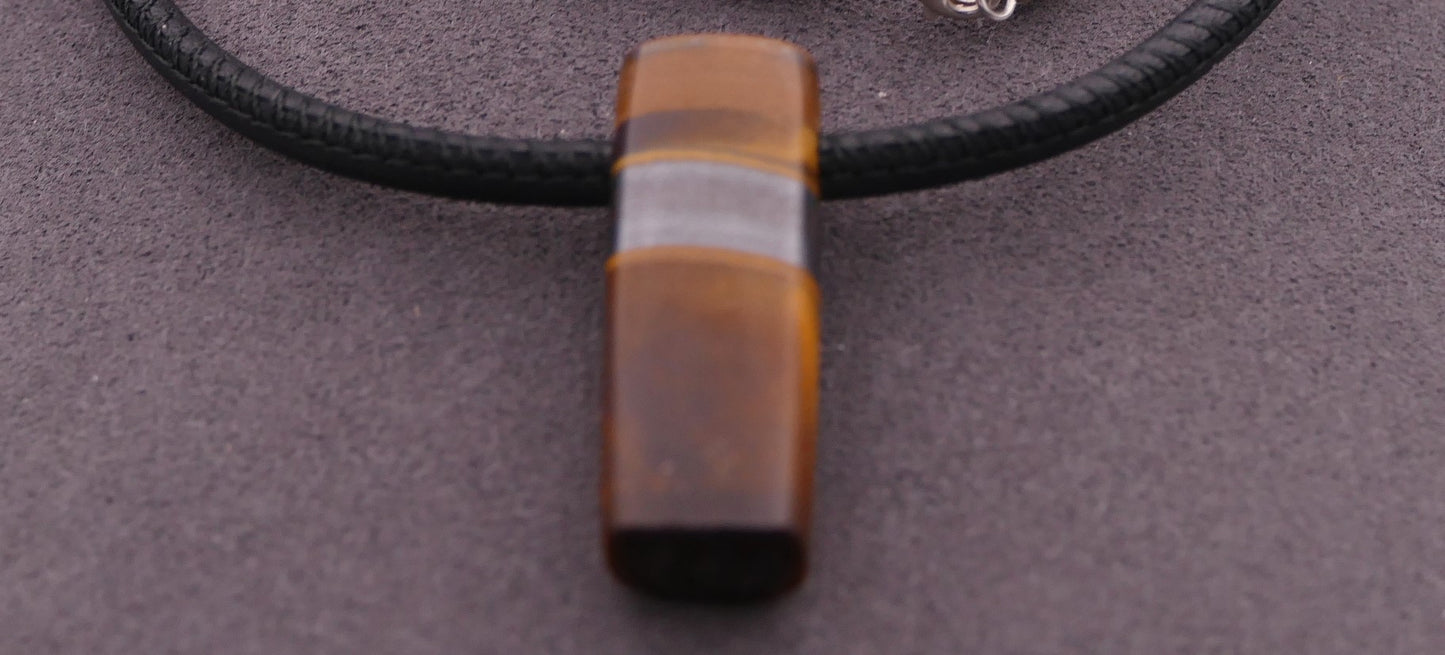 Collier en cuir avec pendentif