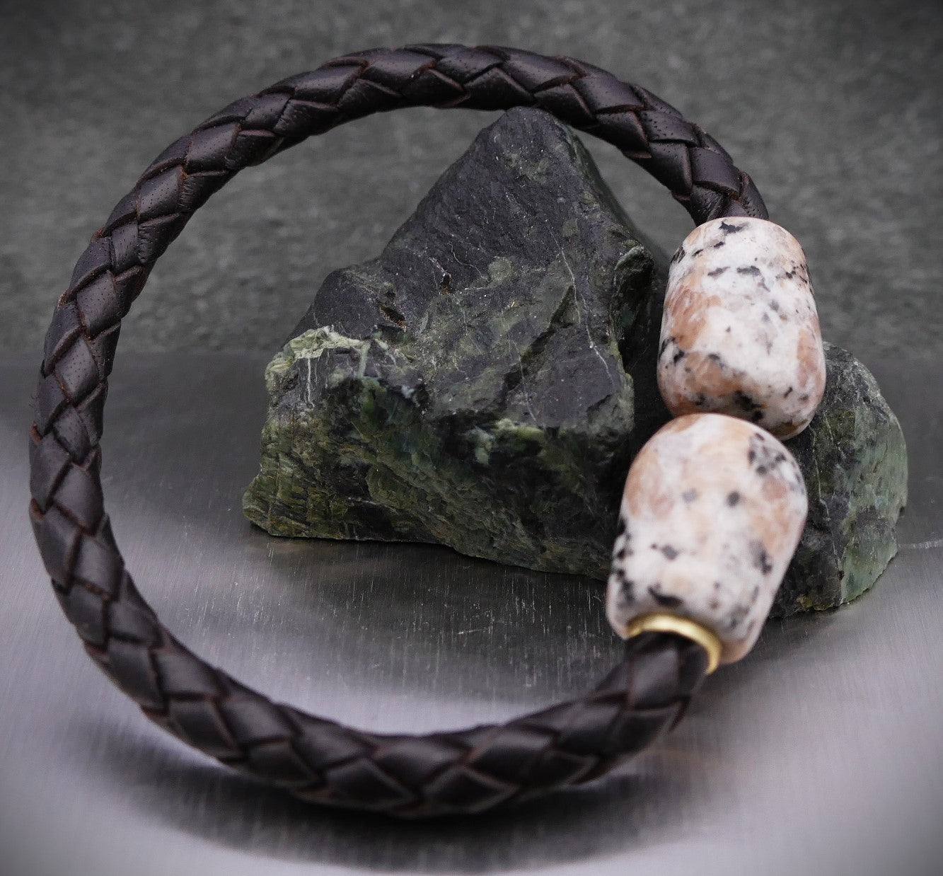 Geflochtenes Lederarmband mit Granitstein