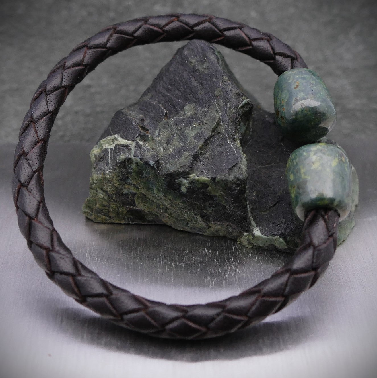 Bracelet en cuir tressé avec pierre de porphyre verte