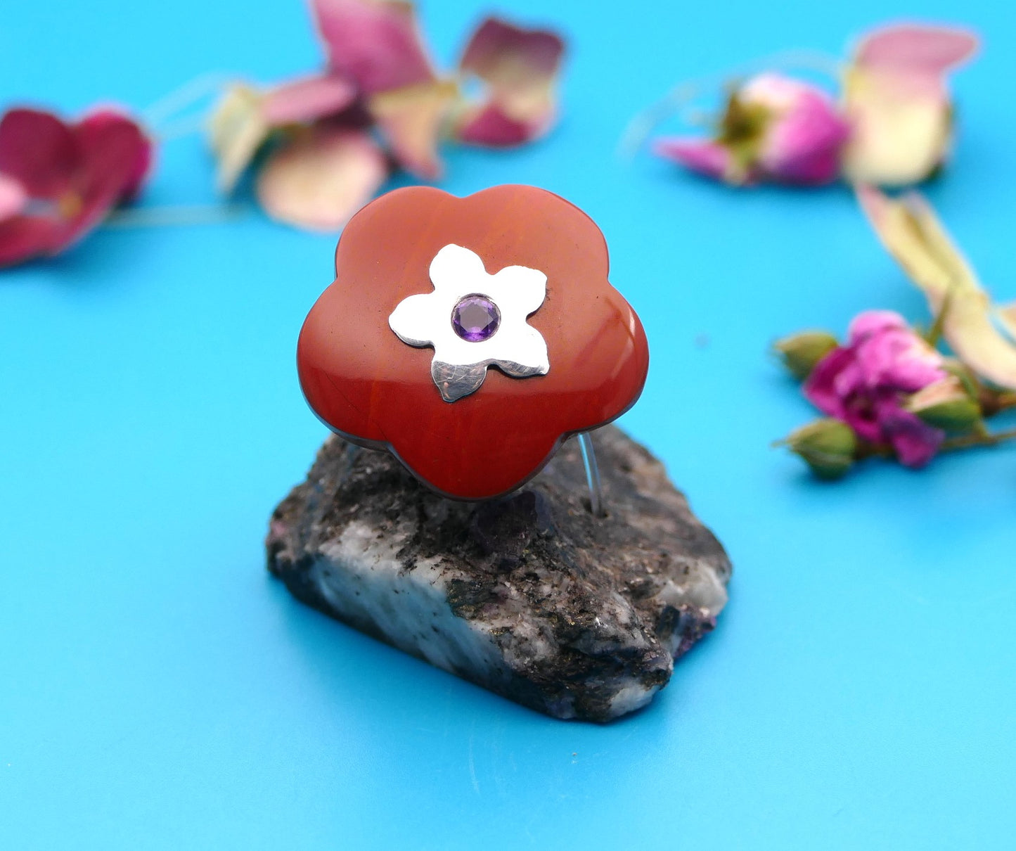 Lederhalskette mit einer Natursteinblume, personalisierter Schmuck