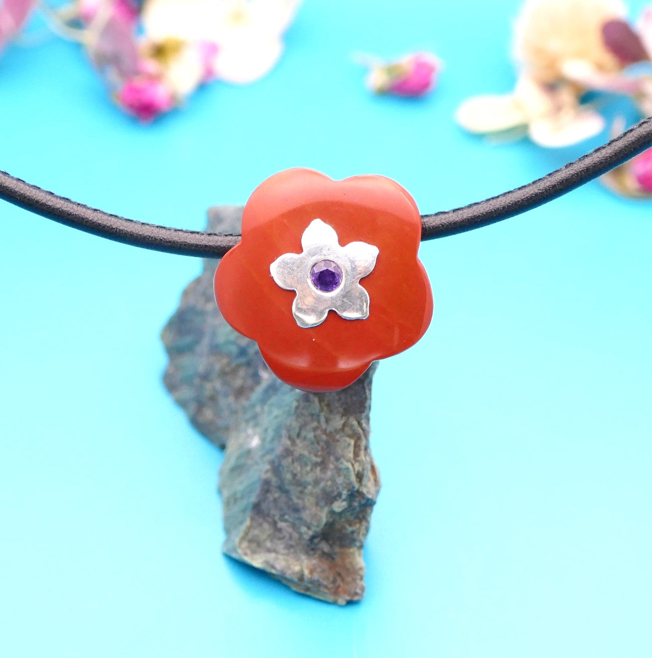 Lederhalskette mit einer Natursteinblume, personalisierter Schmuck
