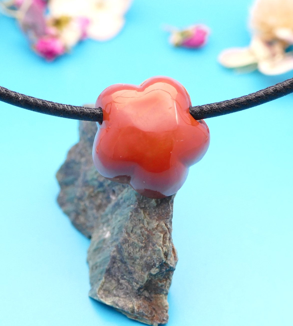 Lederhalskette mit einer Natursteinblume, personalisierter Schmuck