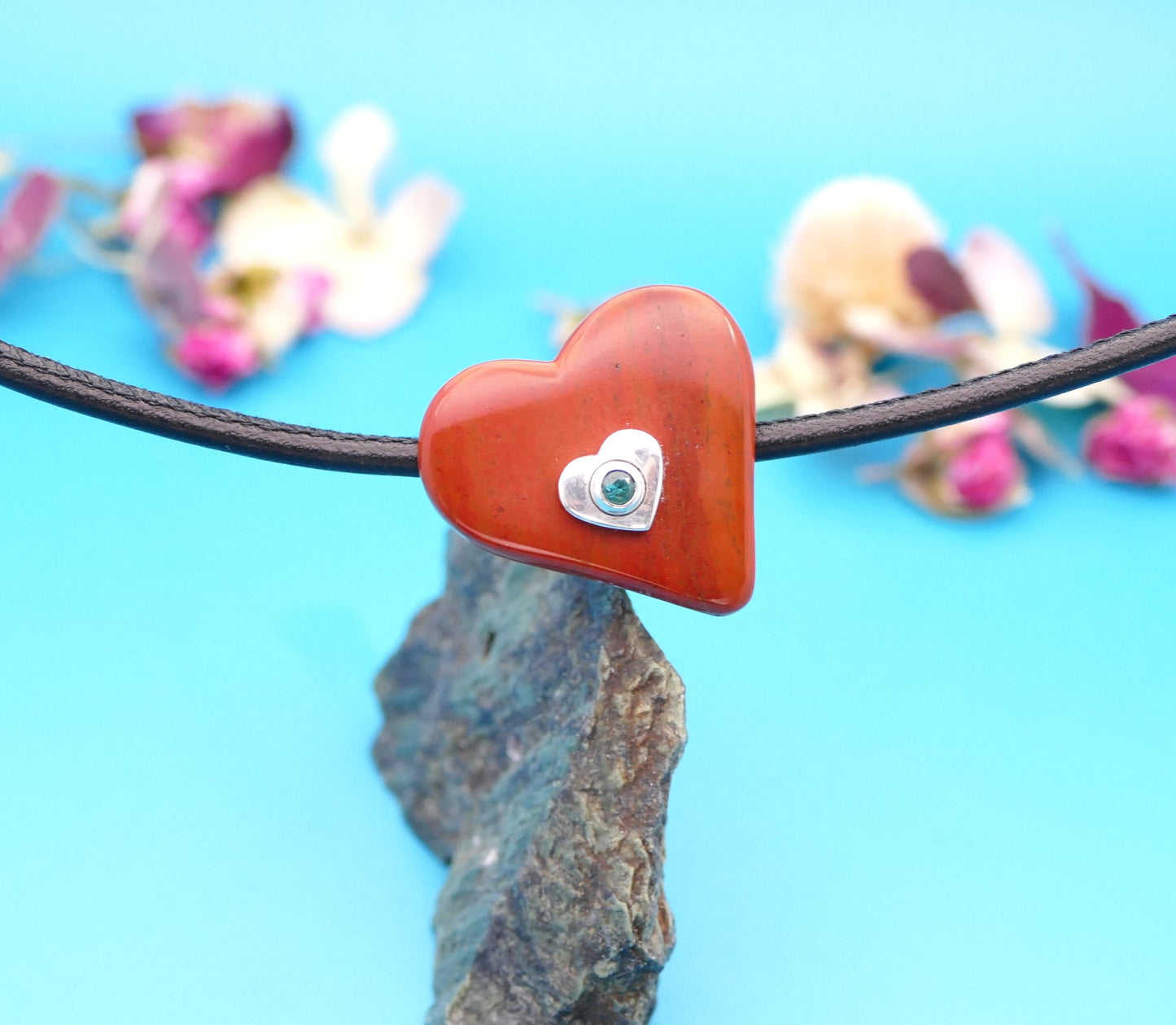 Lederhalskette mit Edelsteinherz, personalisierter Schmuck