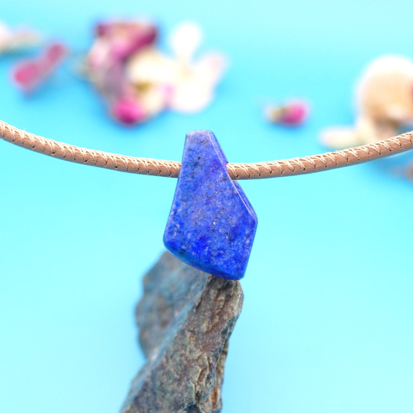 Lederhalskette mit Naturstein, personalisierter Schmuck