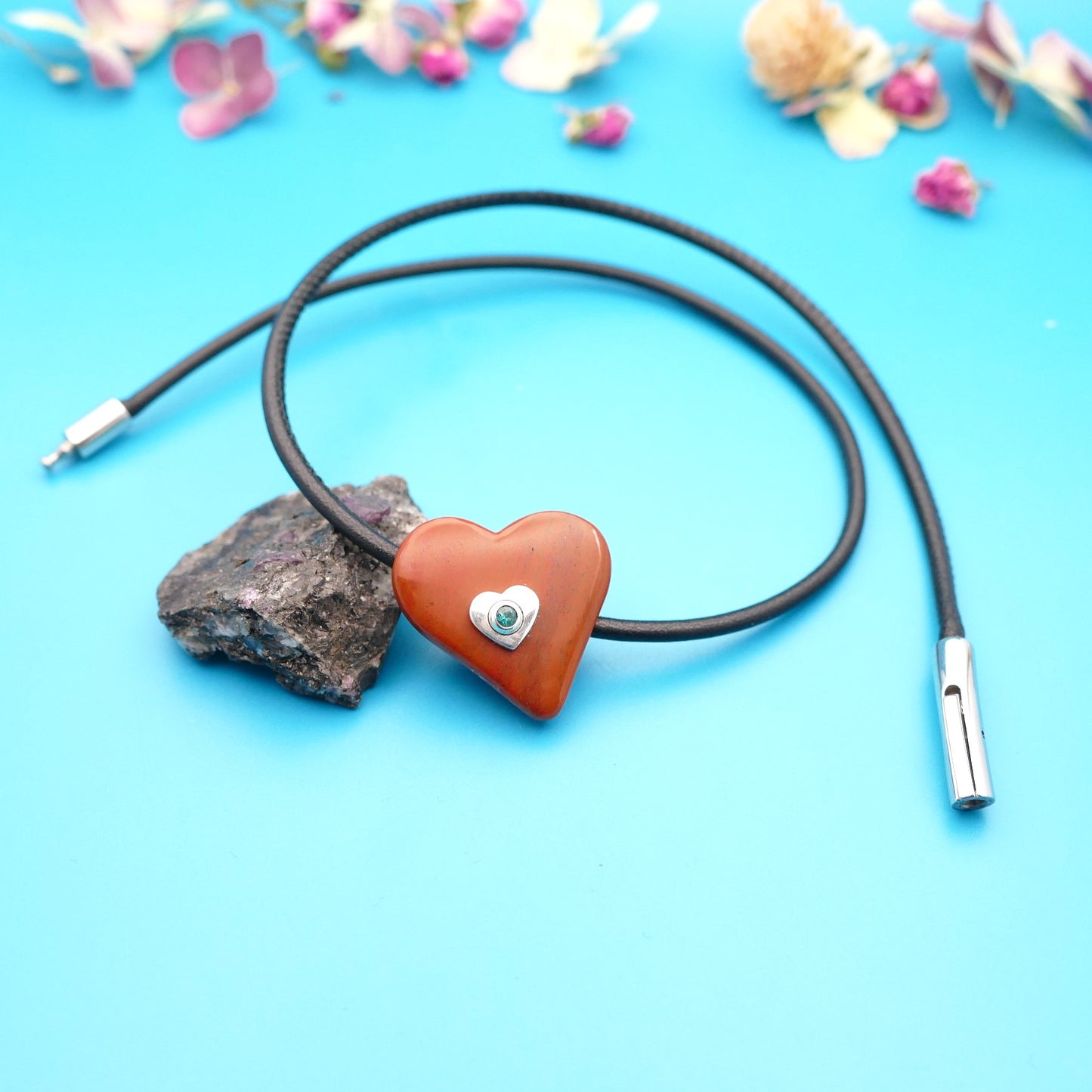 Lederhalskette mit Edelsteinherz, personalisierter Schmuck