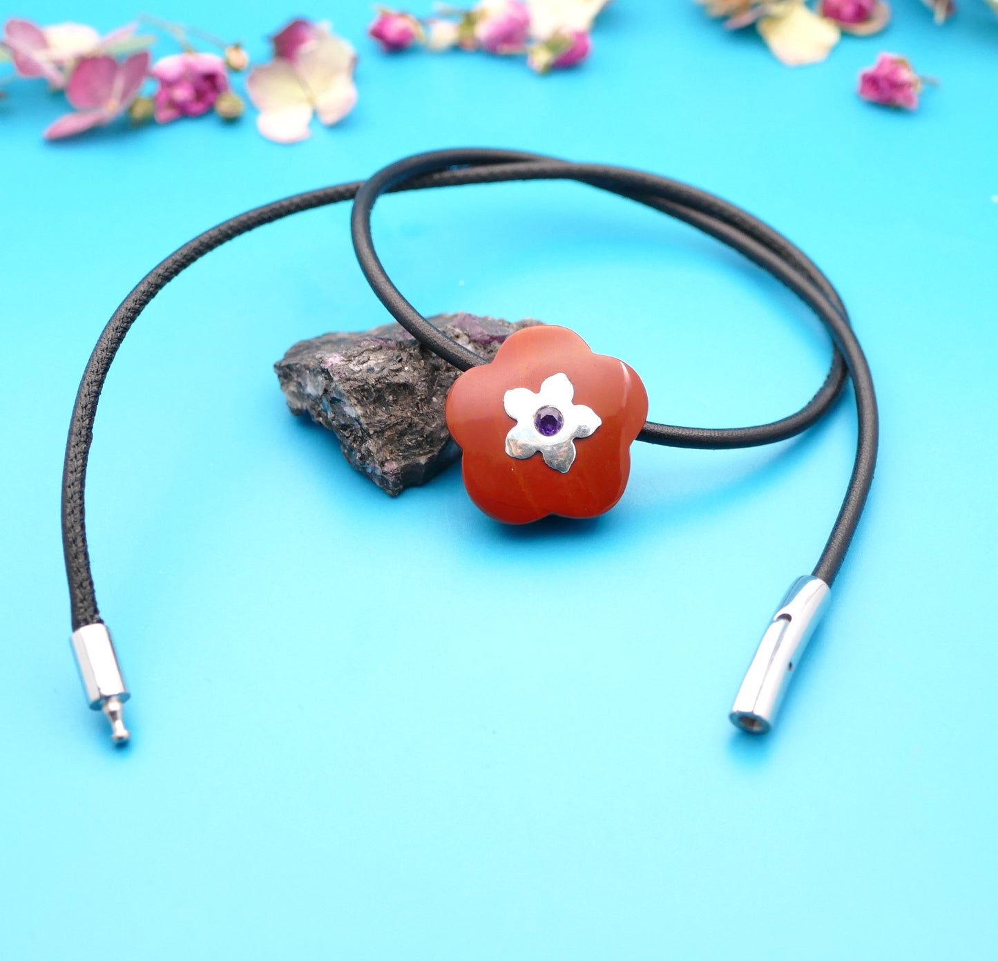 Lederhalskette mit einer Natursteinblume, personalisierter Schmuck