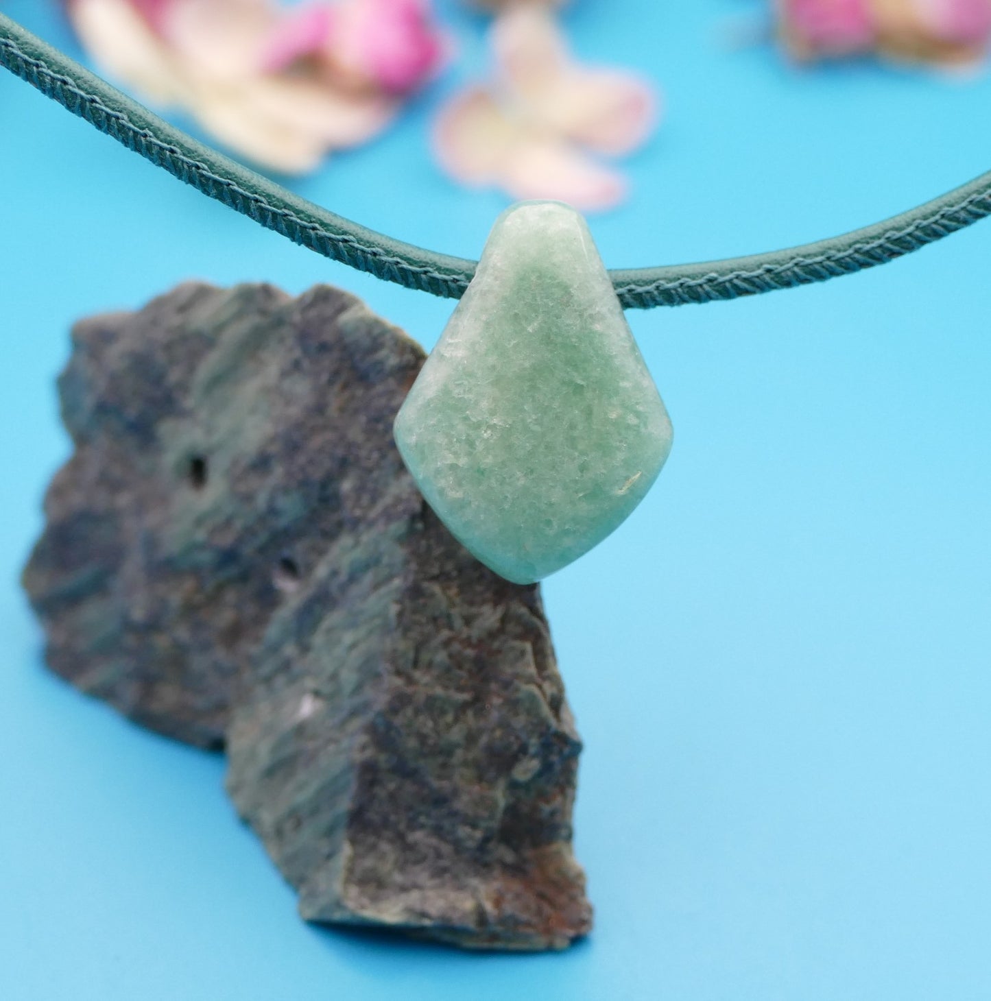 Lederhalskette mit Naturstein, personalisierter Schmuck
