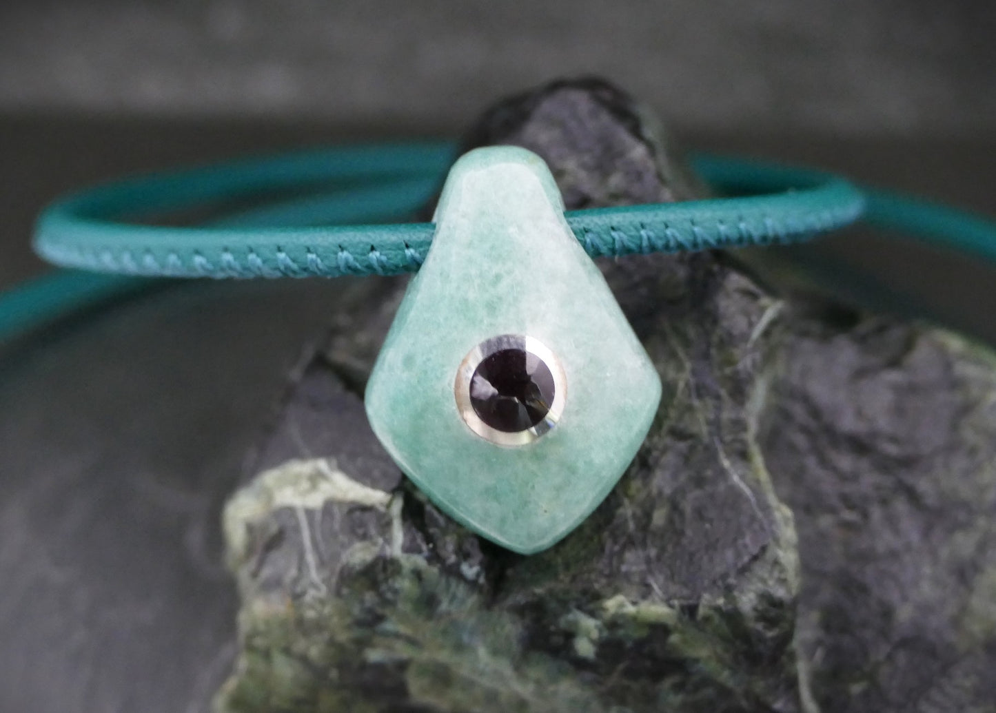 Lederhalskette mit Naturstein, personalisierter Schmuck