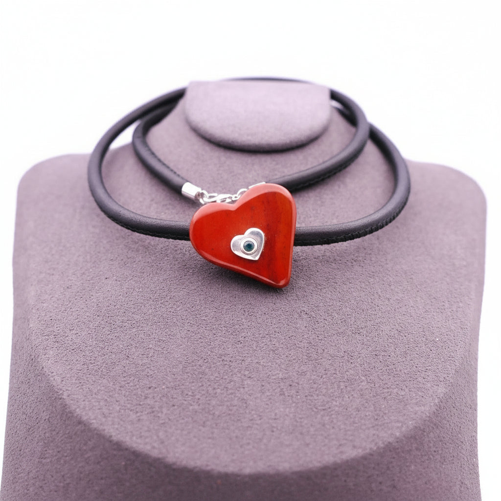 Lederhalskette mit Edelsteinherz, personalisierter Schmuck