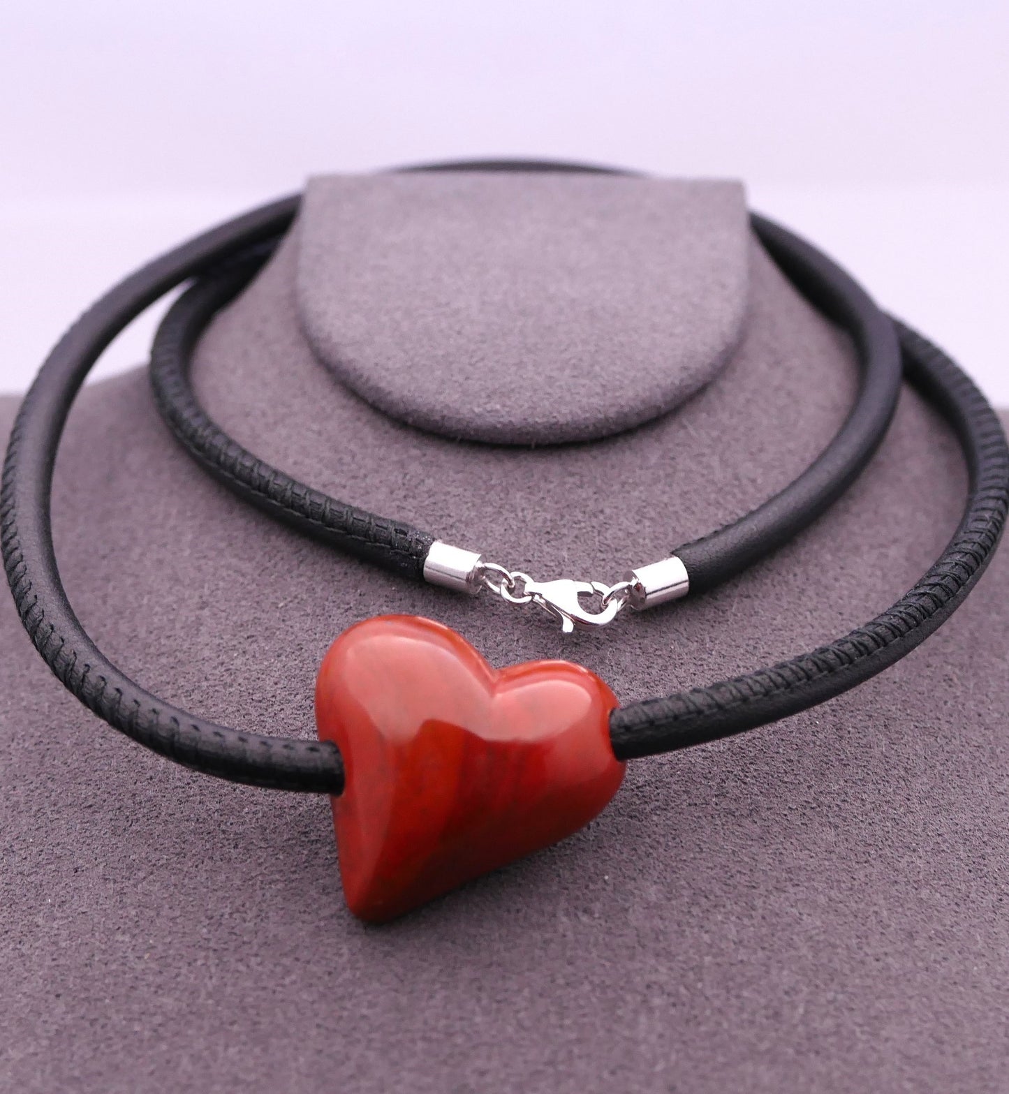 Lederhalskette mit Edelsteinherz, personalisierter Schmuck