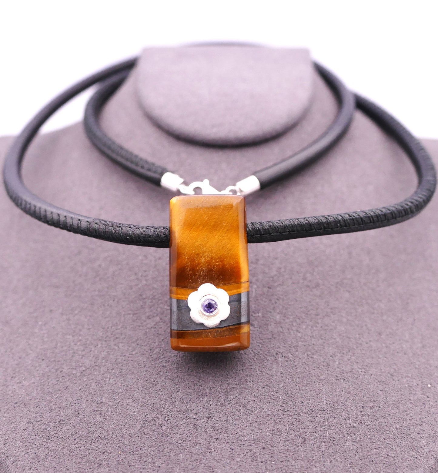 Collier en cuir avec pendentif