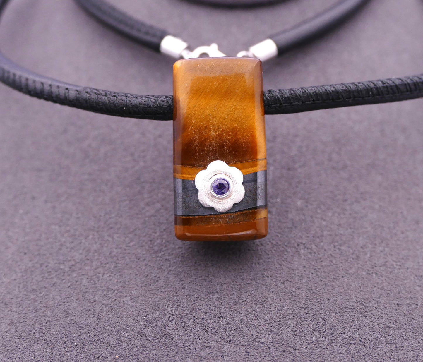 Collier en cuir avec pendentif