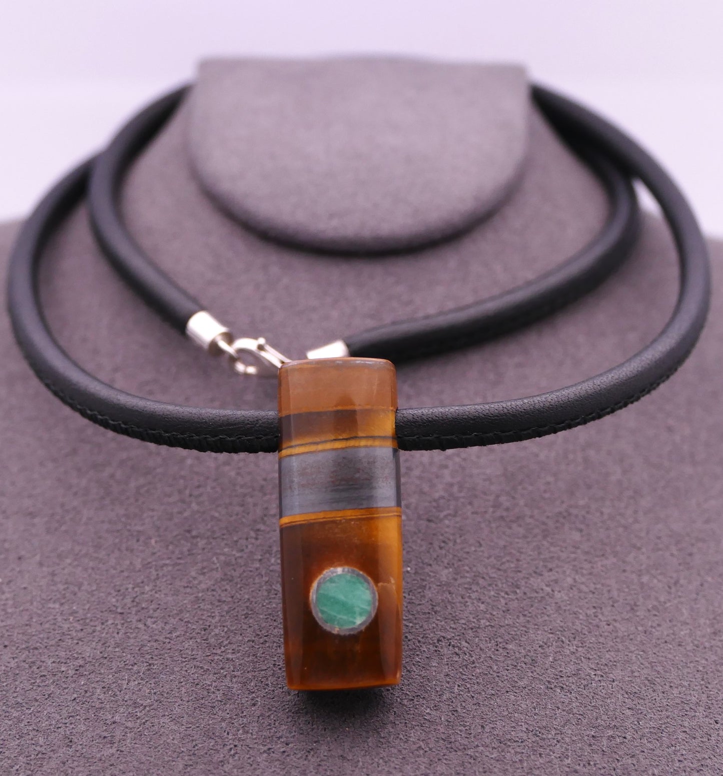 Collier en cuir avec pendentif