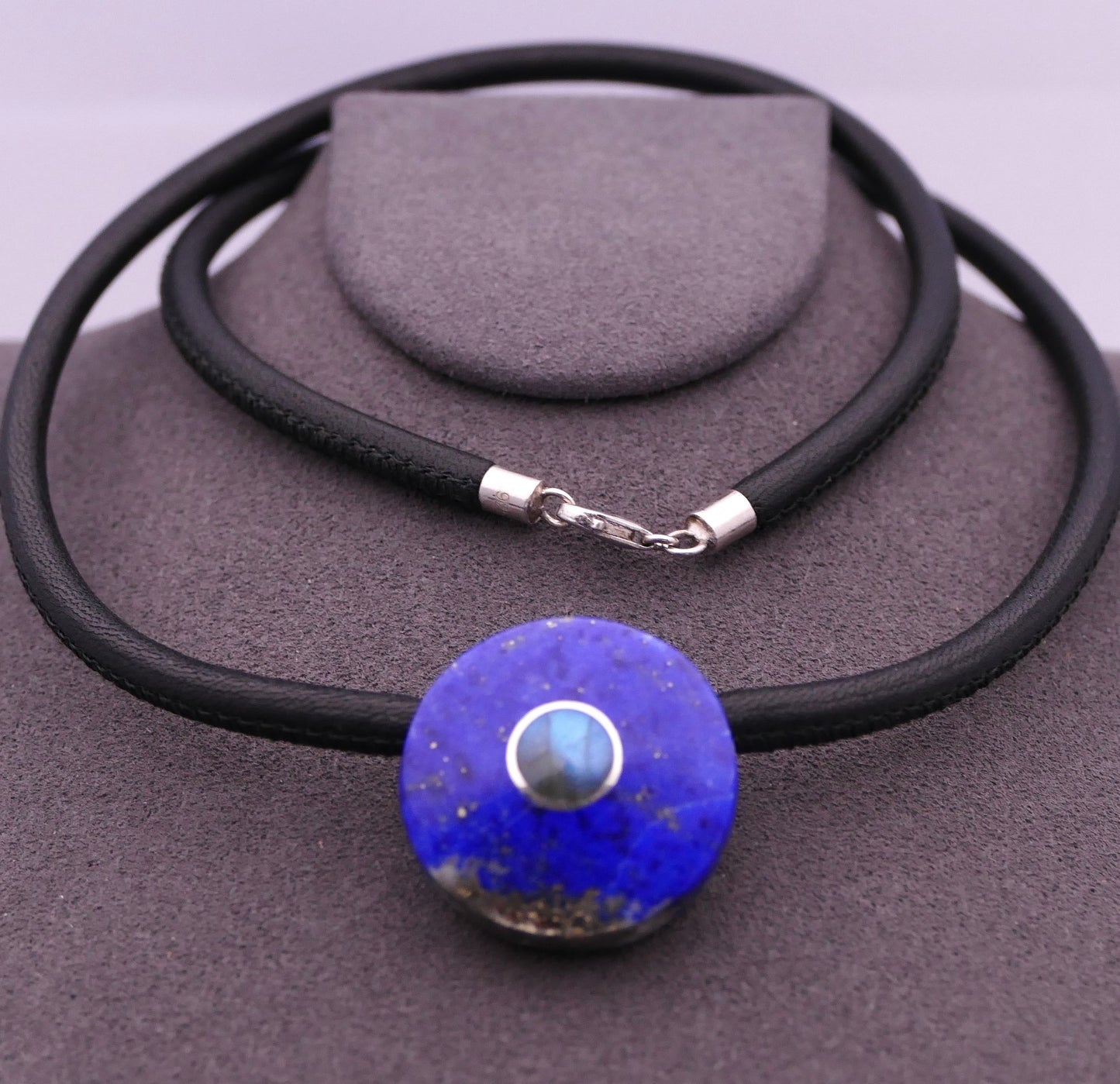 Collier en cuir et pierre précieuse , bijoux personnalisés