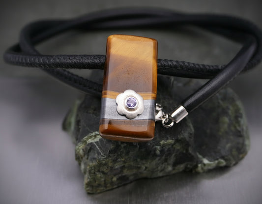Leather necklace with pendant