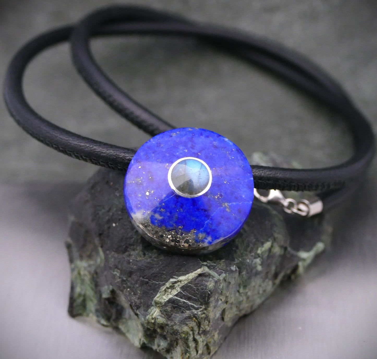 Collier en cuir et pierre précieuse , bijoux personnalisés