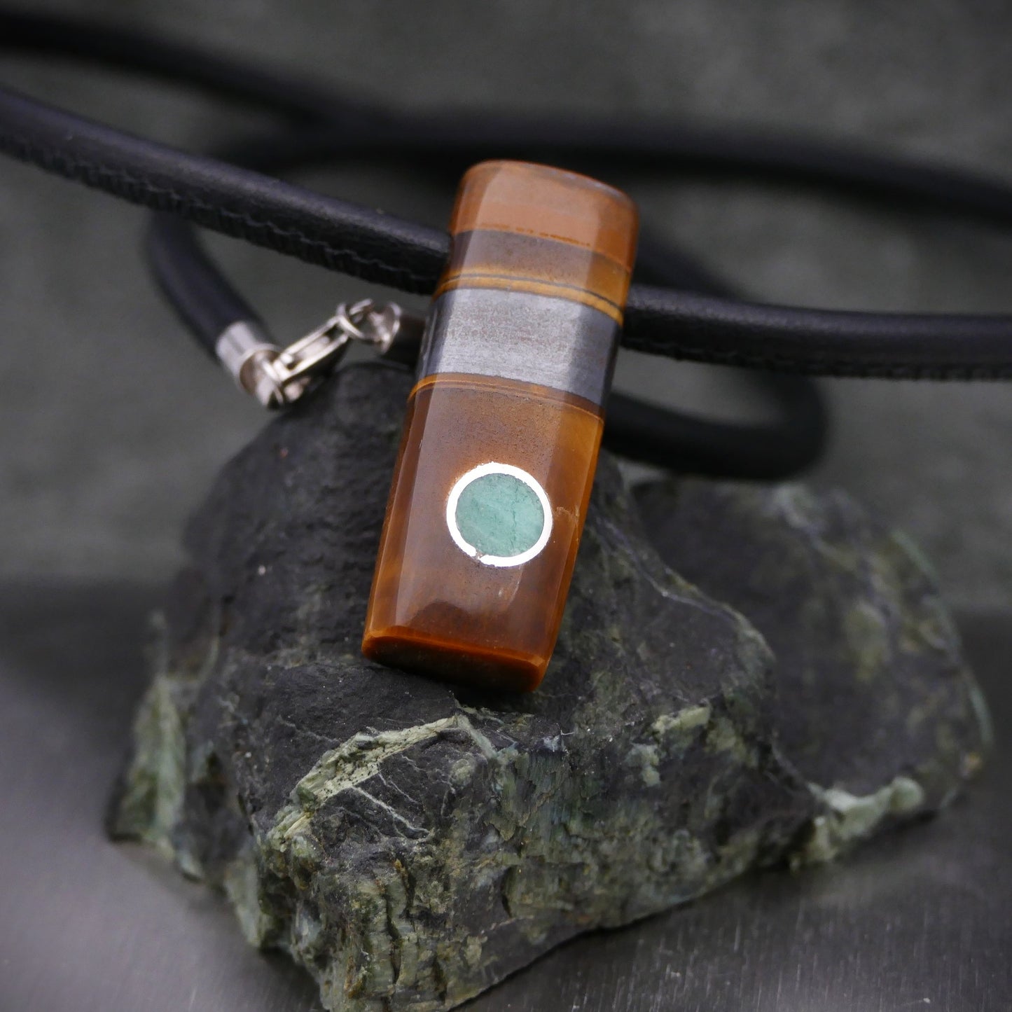 Collier en cuir avec pendentif