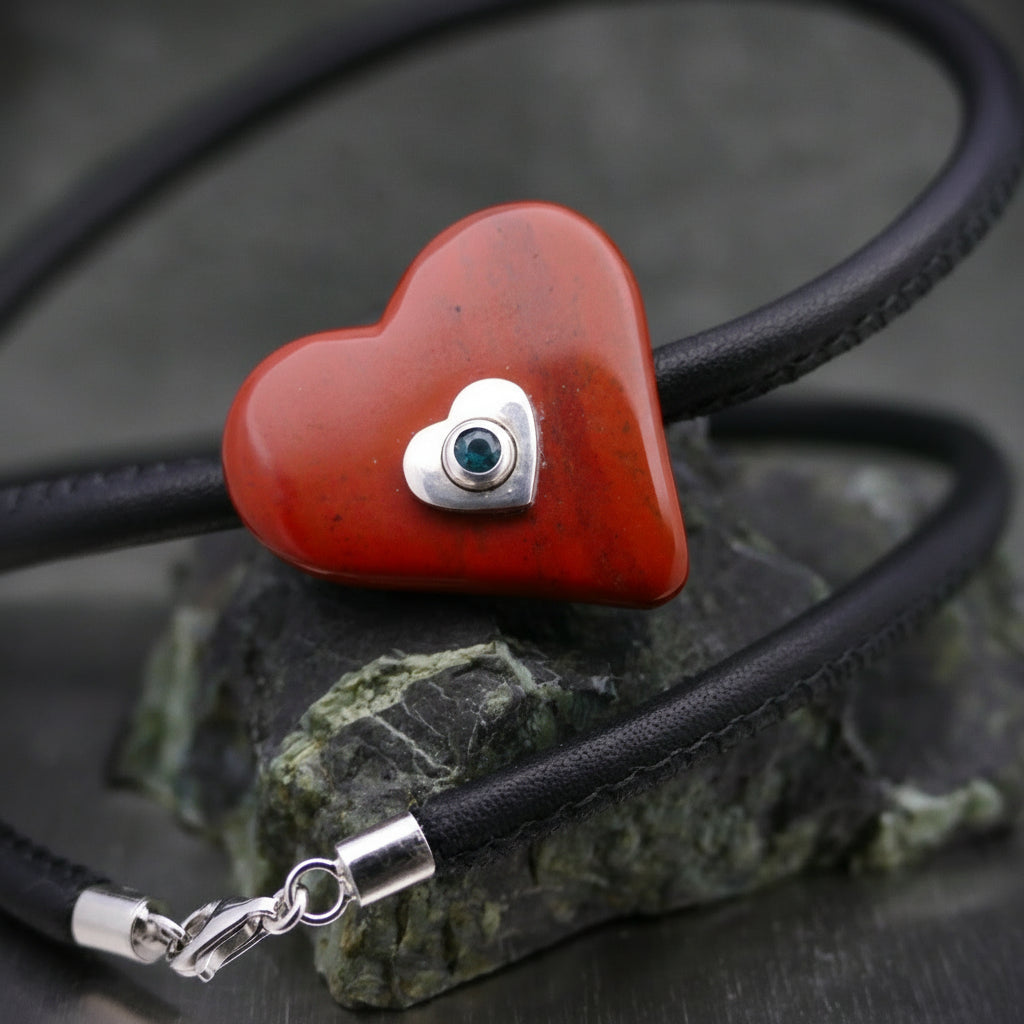 Lederhalskette mit Edelsteinherz, personalisierter Schmuck