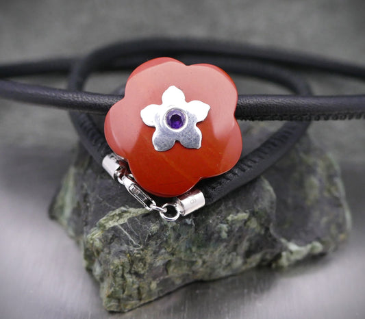 Lederhalskette mit einer Natursteinblume, personalisierter Schmuck