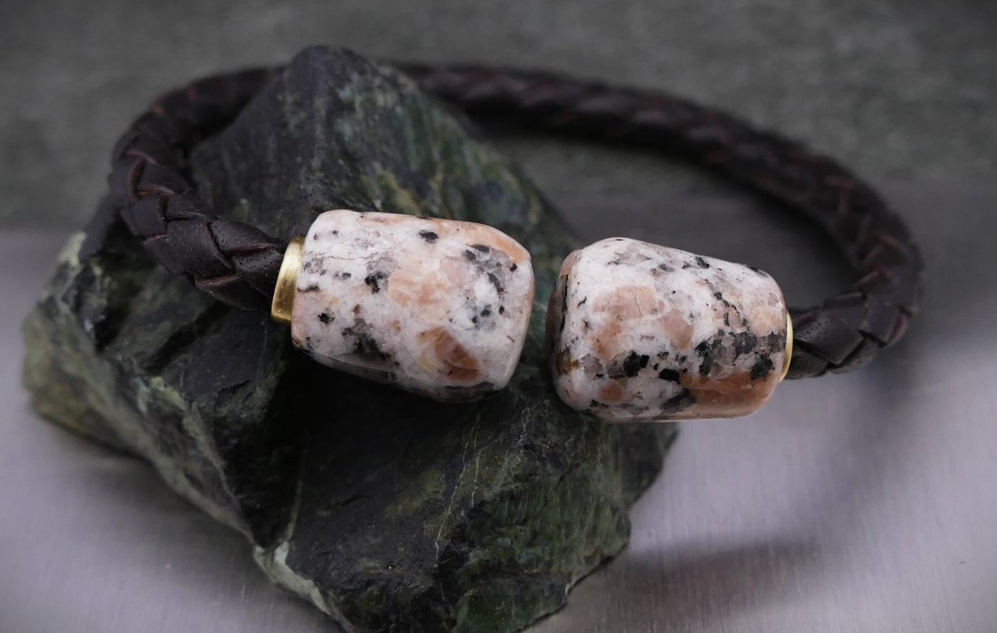 Geflochtenes Lederarmband mit Granitstein