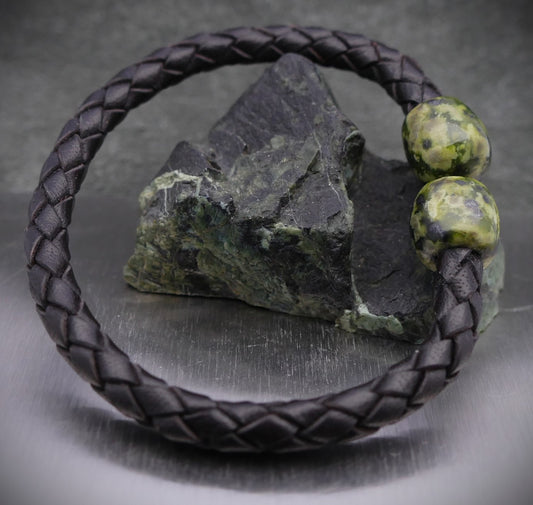 Braided leather bracelet with green serpentine stone