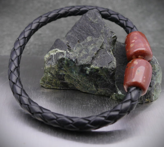 Geflochtenes Lederarmband mit rotem Porphyrstein