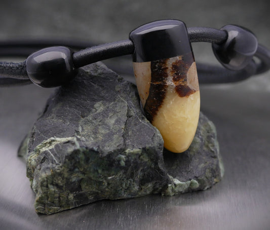 Adjustable necklace made of natural materials