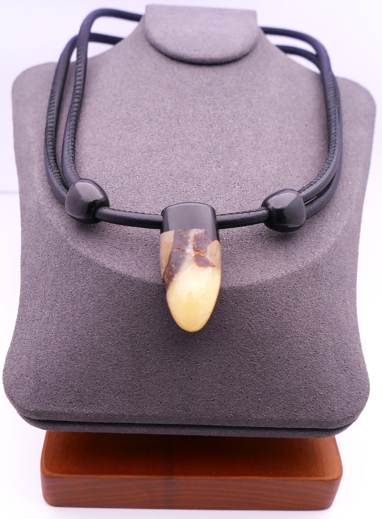 Adjustable necklace made of natural materials